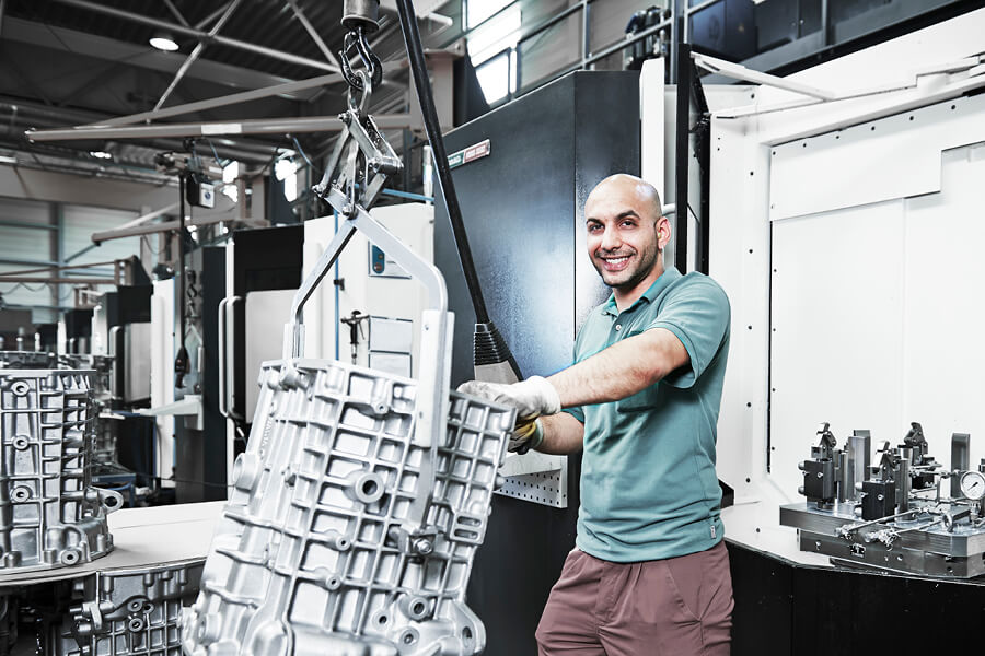 Arbeiter beim Bedienen einer Maschine