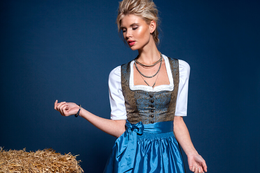 Model in einem Dirndl von Kinga Mathe